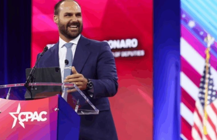 Eduardo Bolsonaro participava de congresso nos EUA enquanto apoio se reunia na Paulista