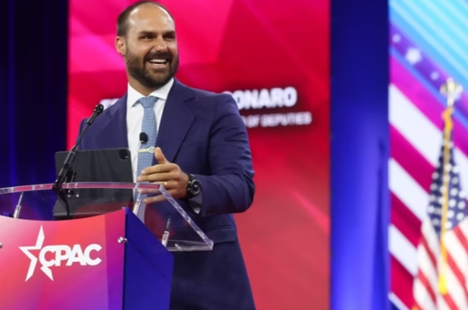 Eduardo Bolsonaro participava de congresso nos EUA enquanto apoio se reunia na Paulista