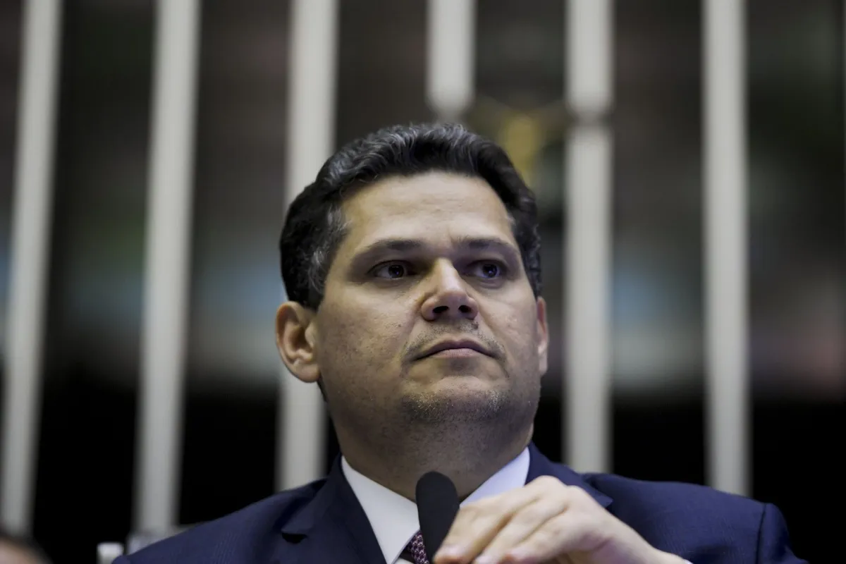 Alcolumbre veta inclusão de Bolsonaro em novo PL da anistia, enquanto projeto segue avançando