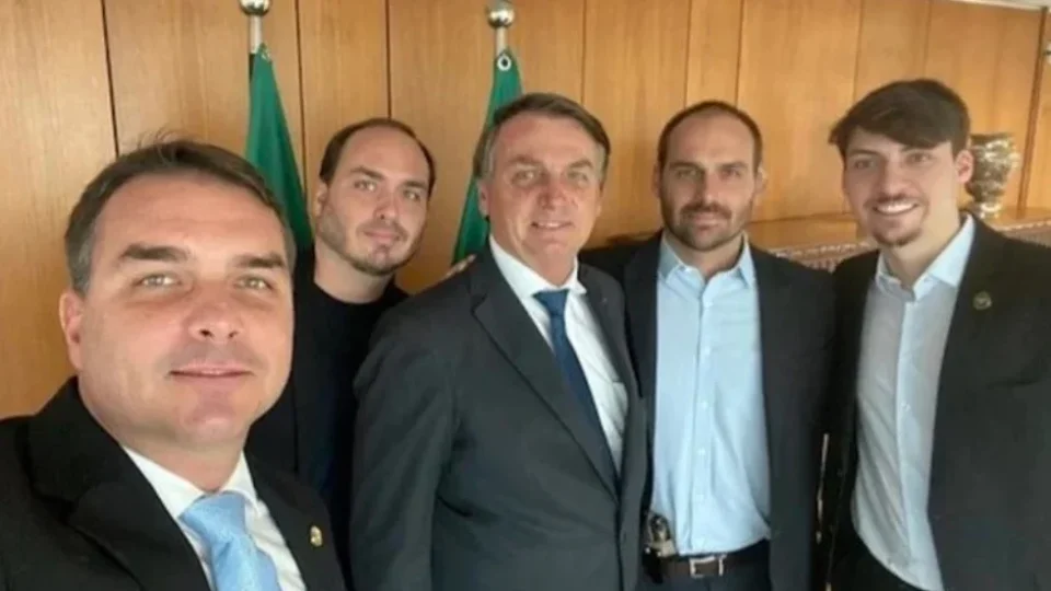 Filhos de Bolsonaro foram beneficiados por “Abin Paralela”, diz PF