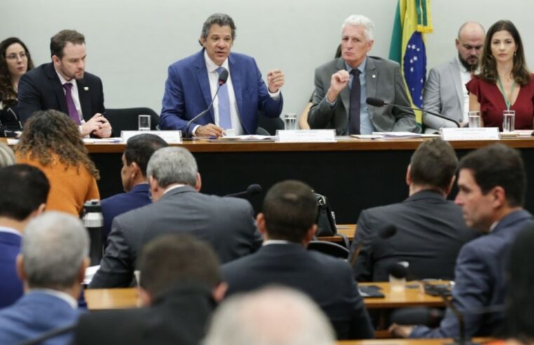 “Molecagem e futurologia de calote”: Haddad enfrenta bolsonaristas na Câmara