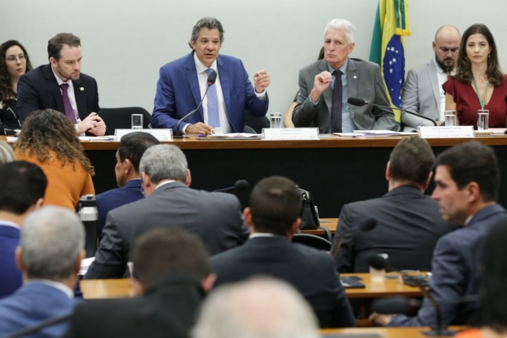 “Molecagem e futurologia de calote”: Haddad enfrenta bolsonaristas na Câmara