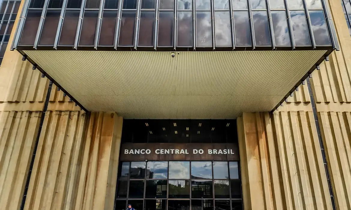 Mercado reduz previsão de inflação para 5,46% em 2025, mas meta do BC segue distante