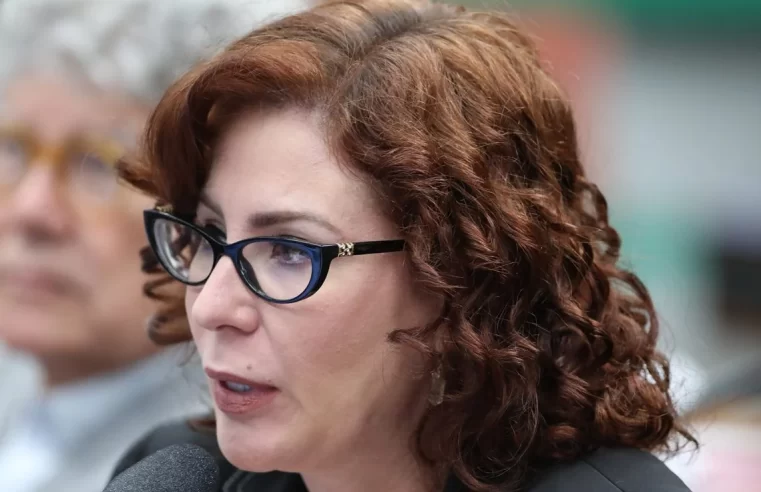 PGR pede prisão preventiva de Carla Zambelli; deputada deixou o país