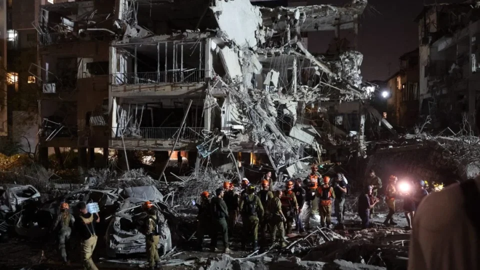 Israel mata comandantes do Irã e intensifica bombardeios após mísseis em Tel Aviv