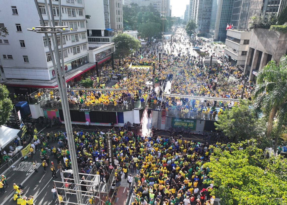 Bolsonaro chama golpistas de “malucos” e pode ter esvaziado ato na Paulista, dizem analistas