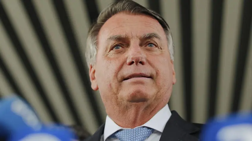 Bolsonaro é diagnosticado com pneumonia viral tratável com antibiótico