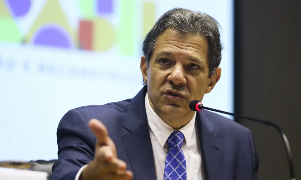 Haddad recebe apoio inédito de senadores bolsonaristas para revisar supersalários