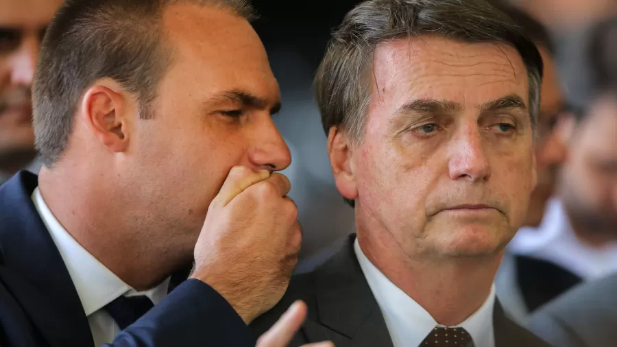 Bolsonaro é chamado de “frouxo” por apoiadores; Eduardo tenta explicar