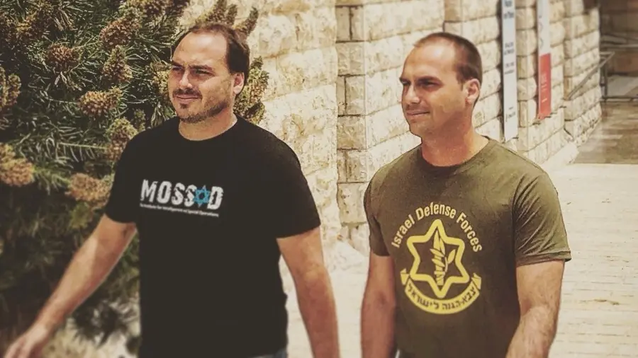 Moraes marca depoimentos de Carlos e Eduardo Bolsonaro no STF na trama golpista