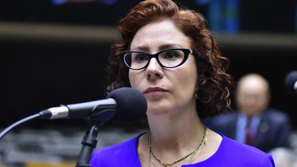 Zambelli, a “fugitiva sem fortuna”: contas bancárias revelam saldo irrisório