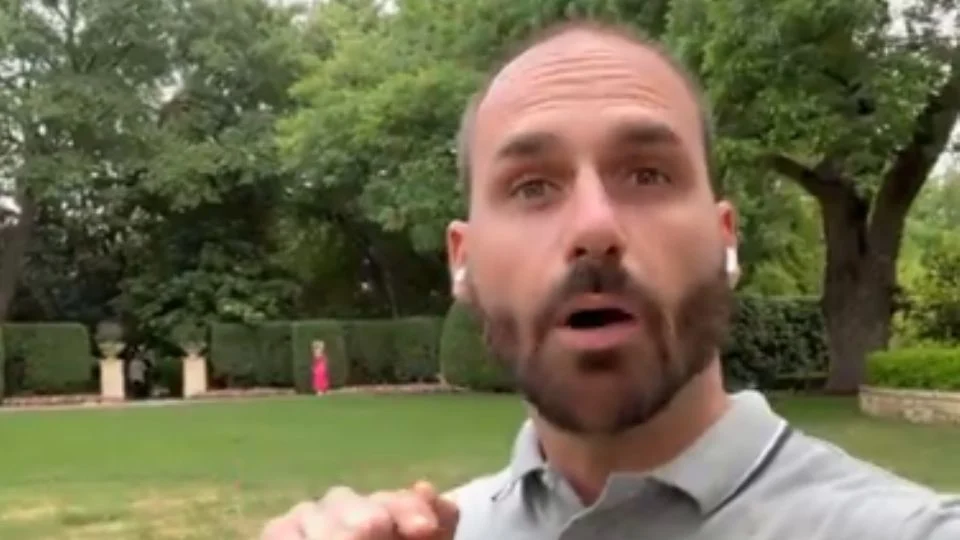 Eduardo Bolsonaro intensifica ataques a Alexandre de Moraes nos EUA
