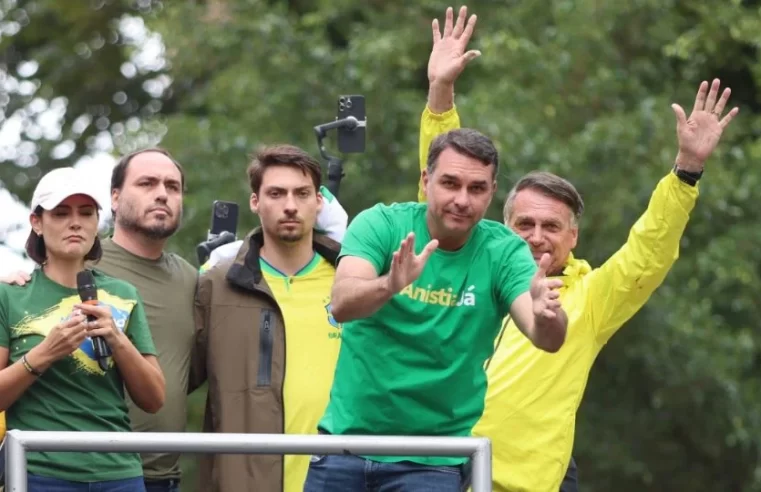 Flávio Bolsonaro entra na disputa familiar pela candidatura presidencial de 2026