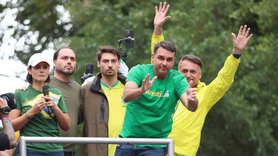 Flávio Bolsonaro entra na disputa familiar pela candidatura presidencial de 2026