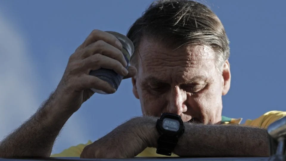 Após fuga de Zambelli, PT pede tornozeleira eletrônica para Bolsonaro