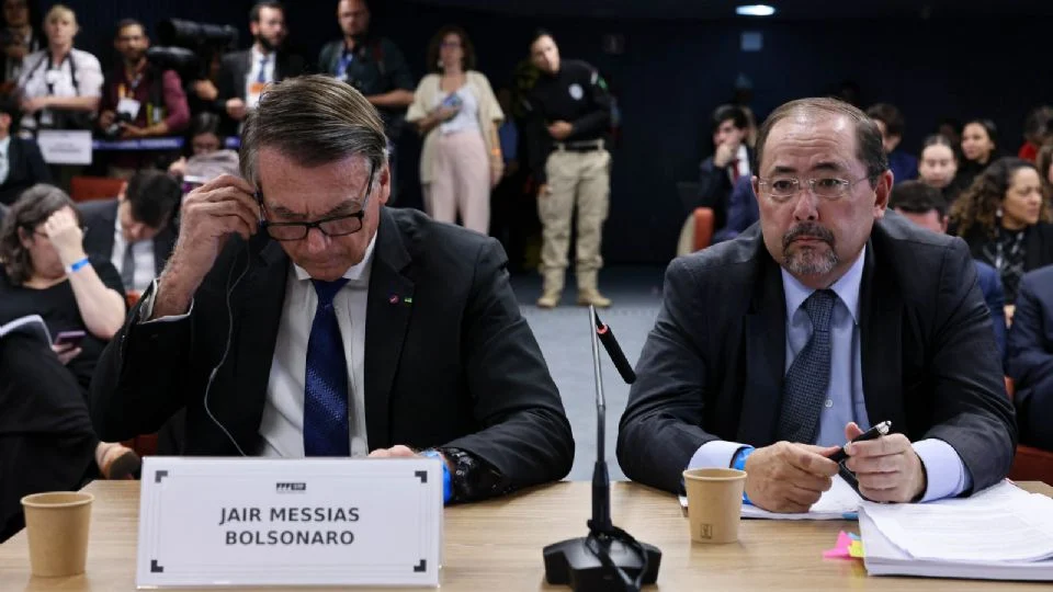 Advogado de Bolsonaro divulga áudio de Cid que menciona Hang, Coco Bambu e Pazuello