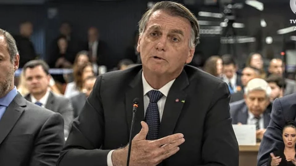 Bolsonaro explica por que não deu faixa a Lula