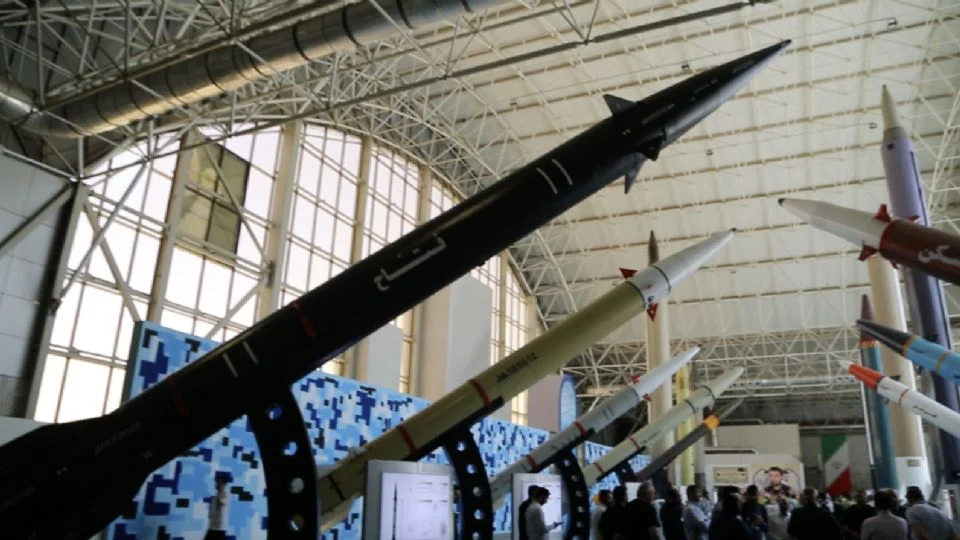 Irã testa novo míssil em meio a tensão com possível ataque israelense