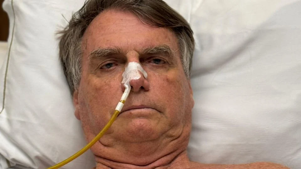 Bolsonaro tem novo episódio hospitalar dois meses após cirurgia intestinal