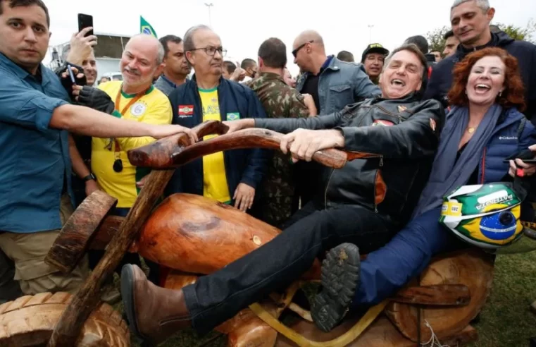 Silêncio do clã Bolsonaro diante da fuga de Carla Zambelli expõe disputa por arrecadações via Pix