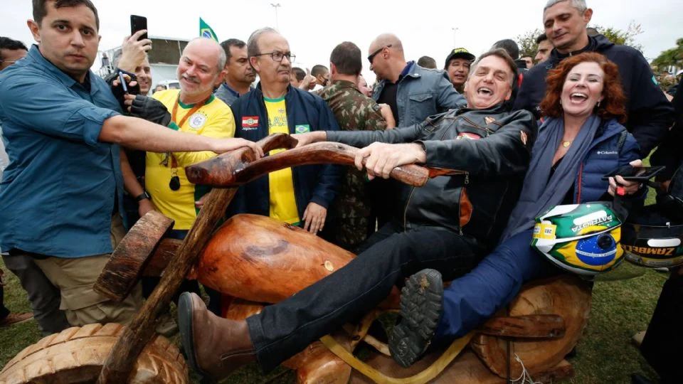 Silêncio do clã Bolsonaro diante da fuga de Carla Zambelli expõe disputa por arrecadações via Pix
