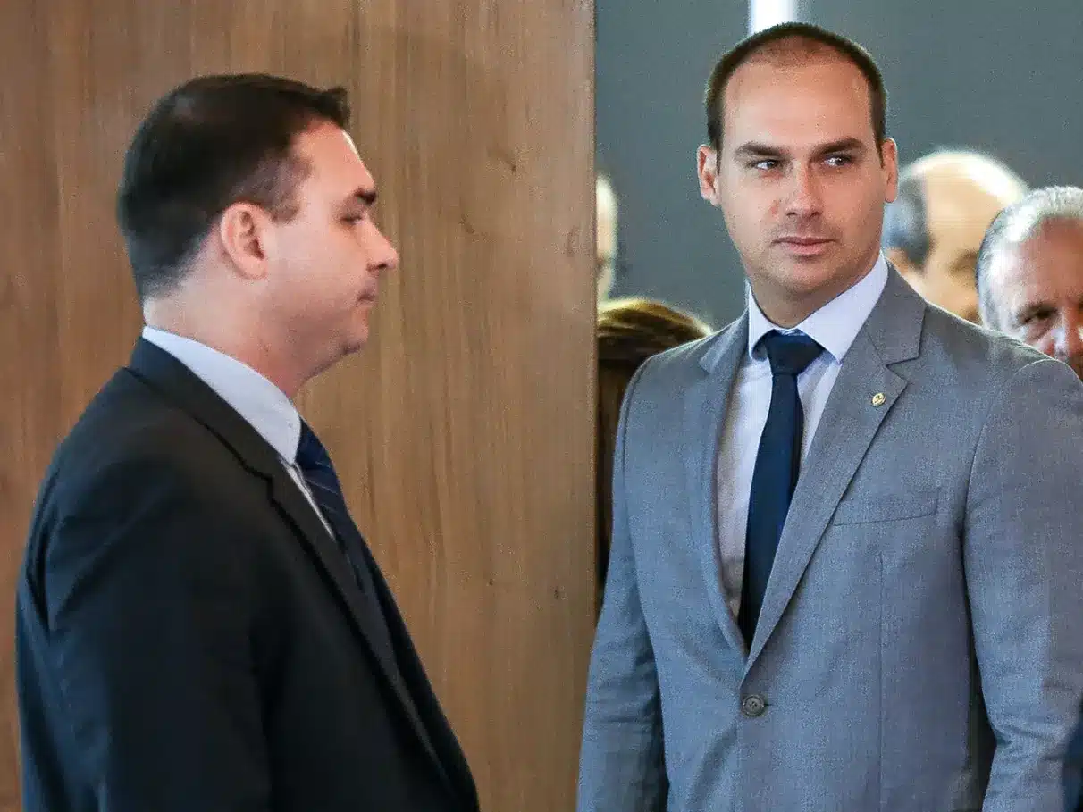 Flávio e Eduardo Bolsonaro partem para El Salvador e são ignorados por Bukele