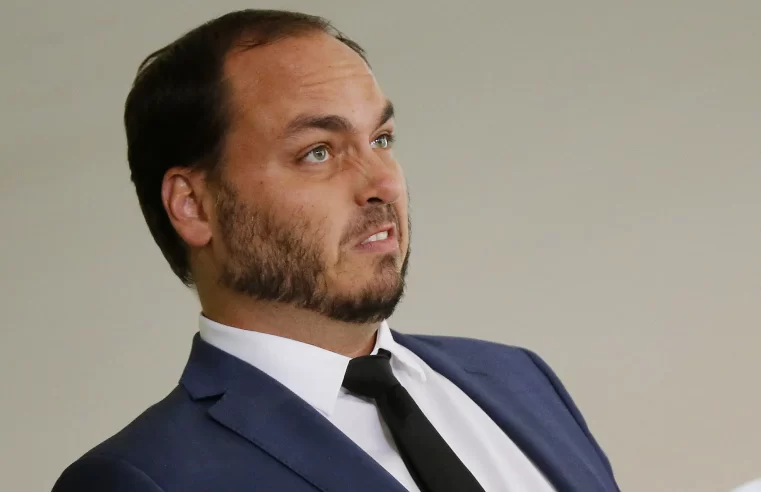 Carlos Bolsonaro “surta” nas redes ao ser indiciado pela PF