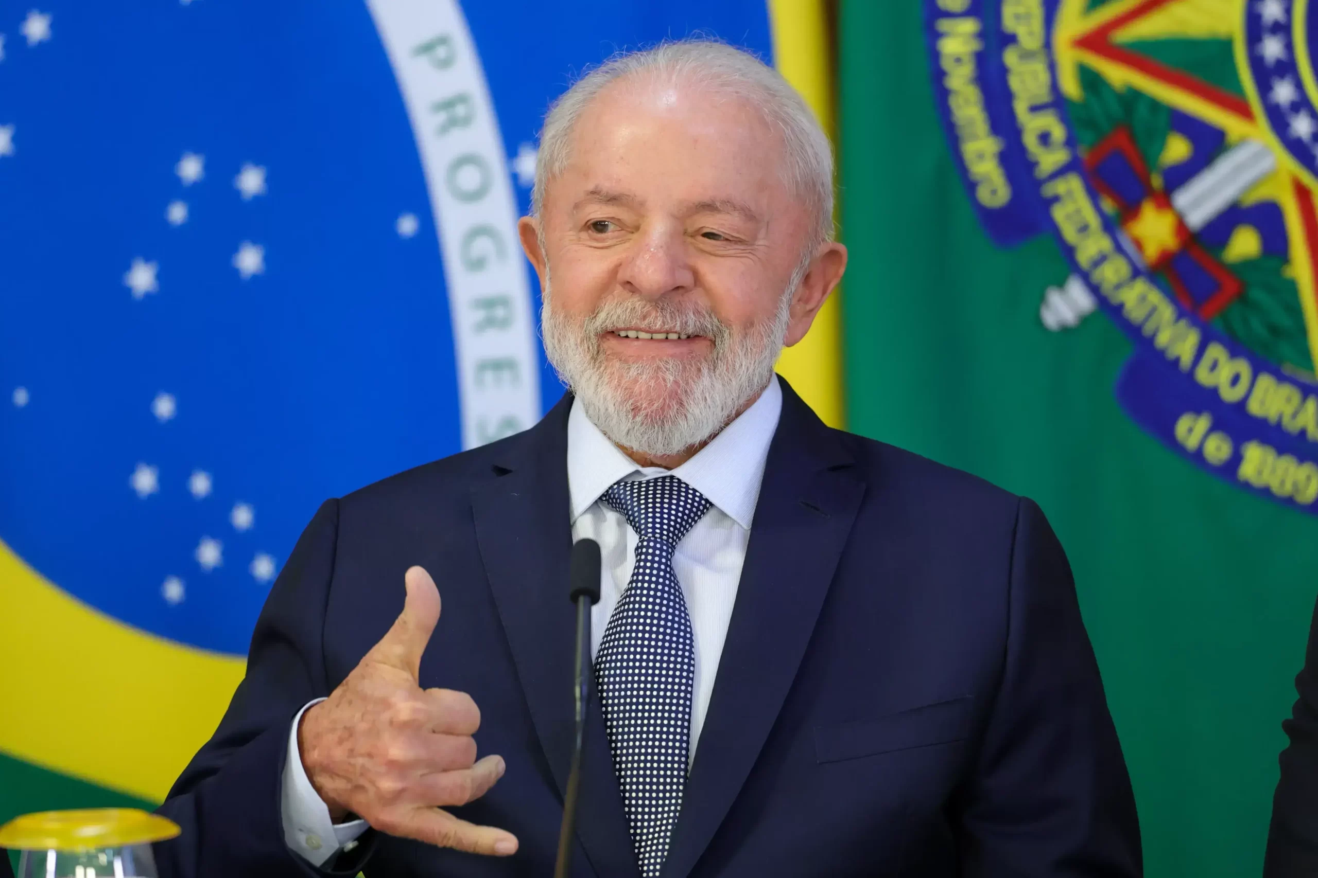 Efeito Lula: desemprego cai para 6,2% e contratação com carteira bate recorde