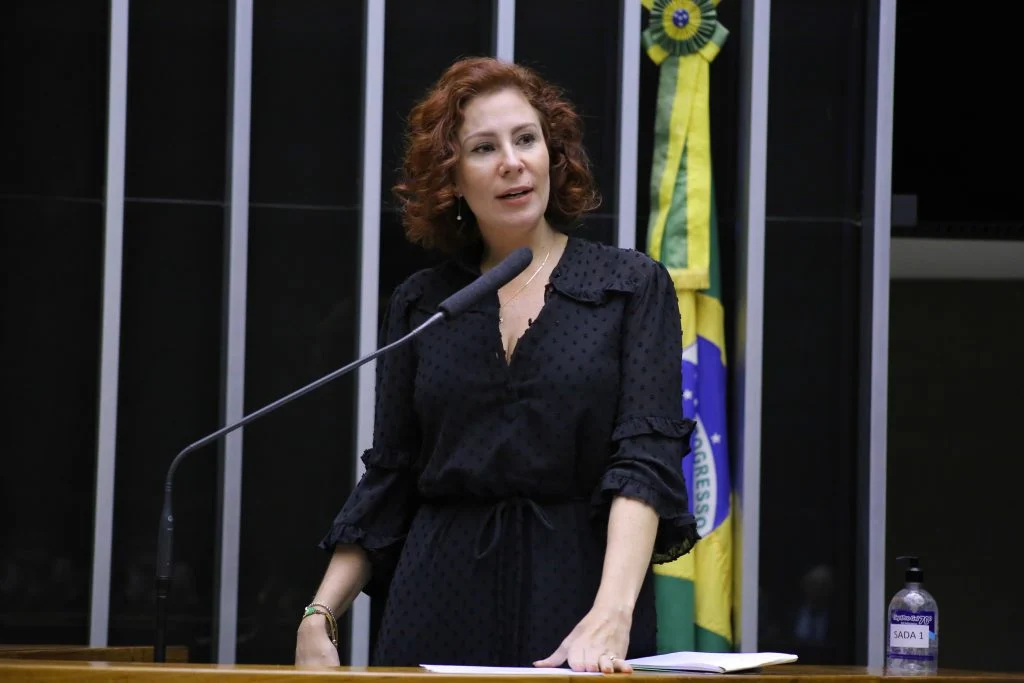 Itália inicia análise de extradição de Carla Zambelli após pedido formal do Brasil