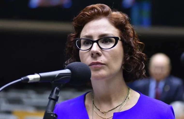 Banco Central rastreia transferências via Pix para Carla Zambelli