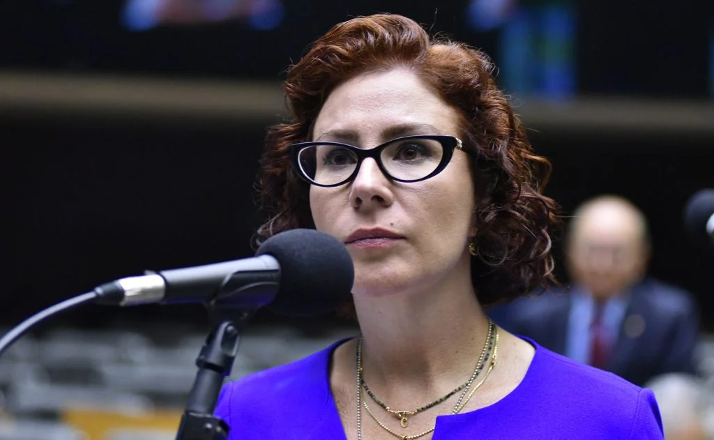 Hugo Motta oficializa recuo e envia análise de perda de mandato de Carla Zambelli à CCJ