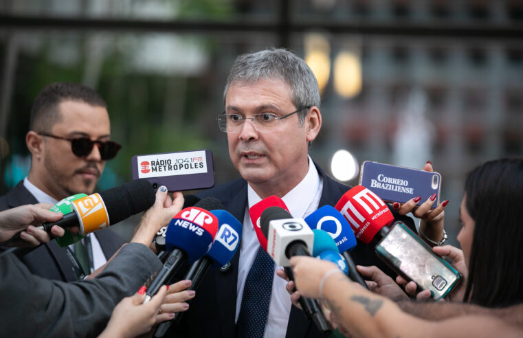 Lindbergh Farias solicita bloqueio de contas e quebra de sigilo fiscal de Jair Bolsonaro