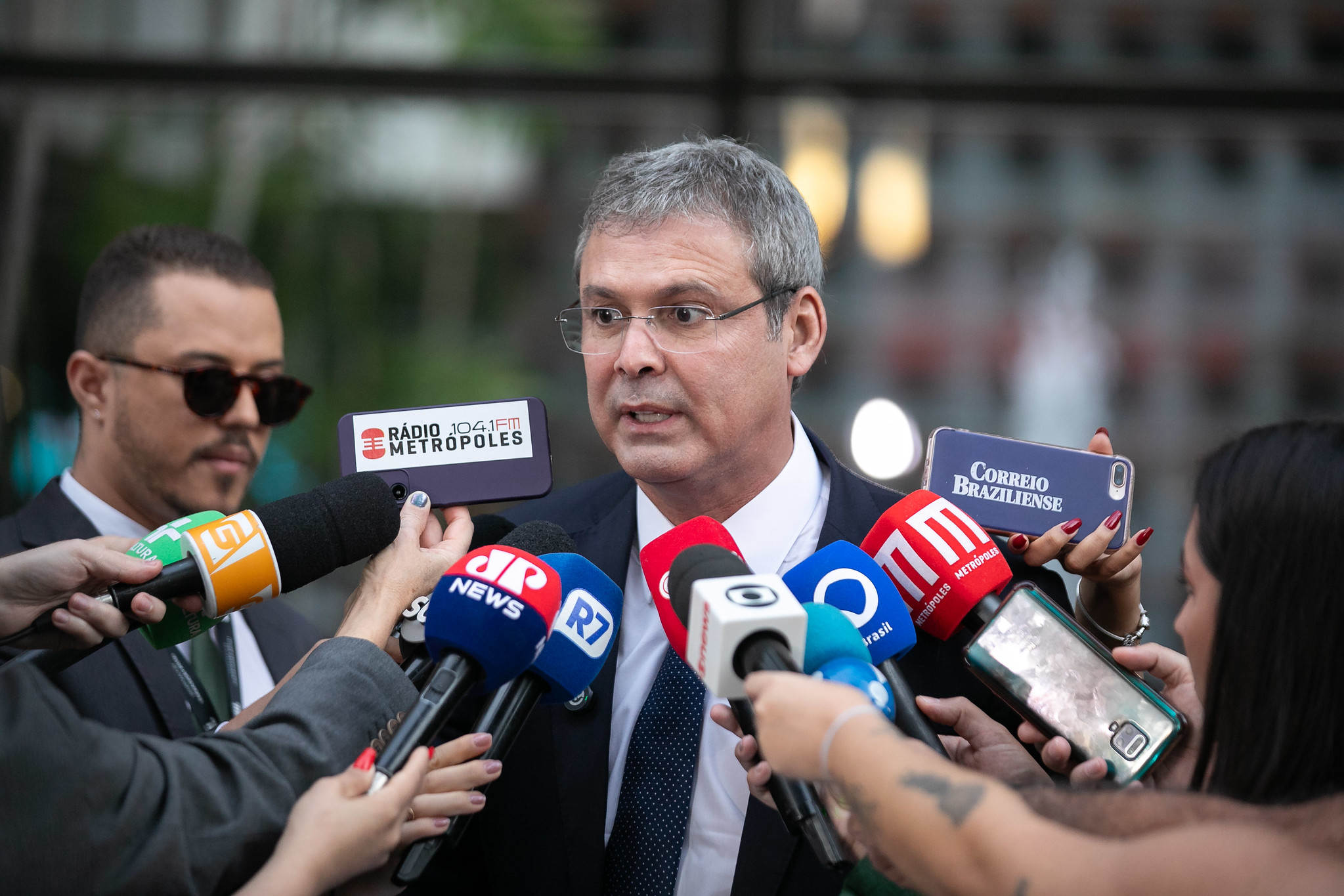 Lindbergh Farias solicita bloqueio de contas e quebra de sigilo fiscal de Jair Bolsonaro