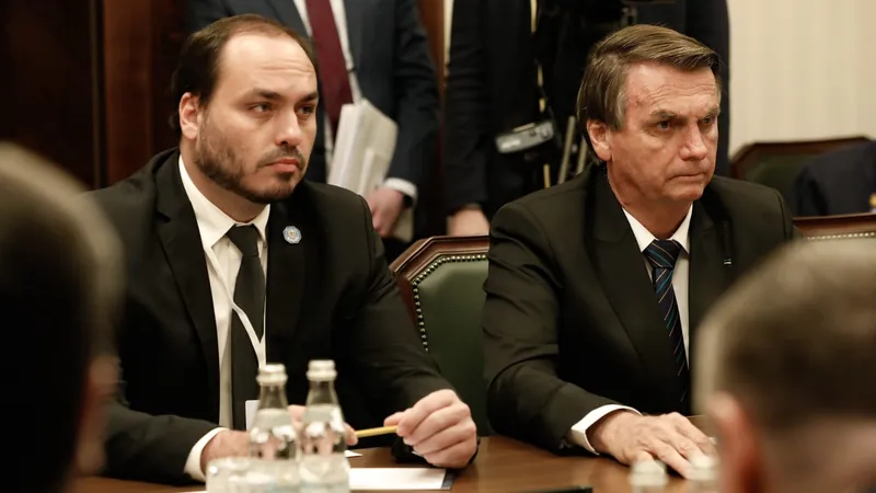 Carlos intensifica ataques à direita por silêncio sobre prisão de Bolsonaro