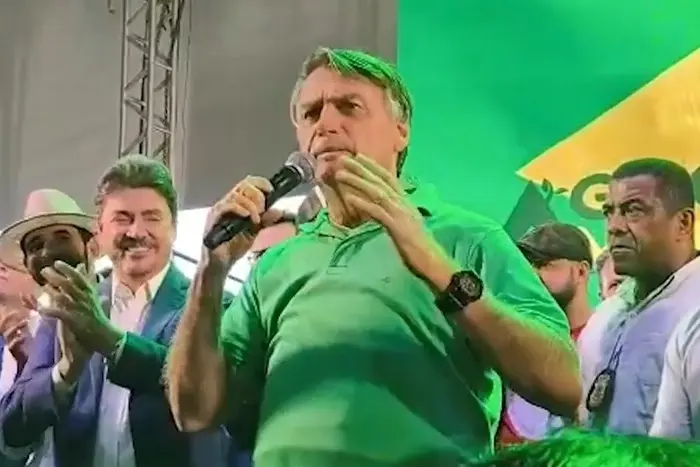 Bolsonaro vomita “10 vezes por dia” e deixa evento às pressas em Goiás