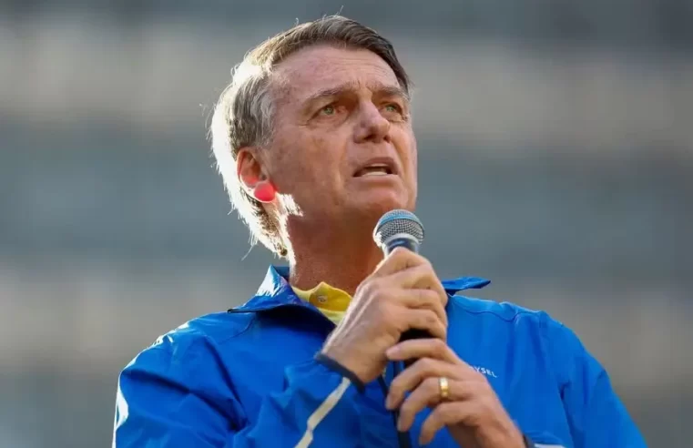 Bolsonaro toma remédios e é acompanhado por cirurgião durante discurso na Paulista