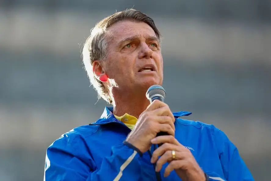 Bolsonaro toma remédios e é acompanhado por cirurgião durante discurso na Paulista