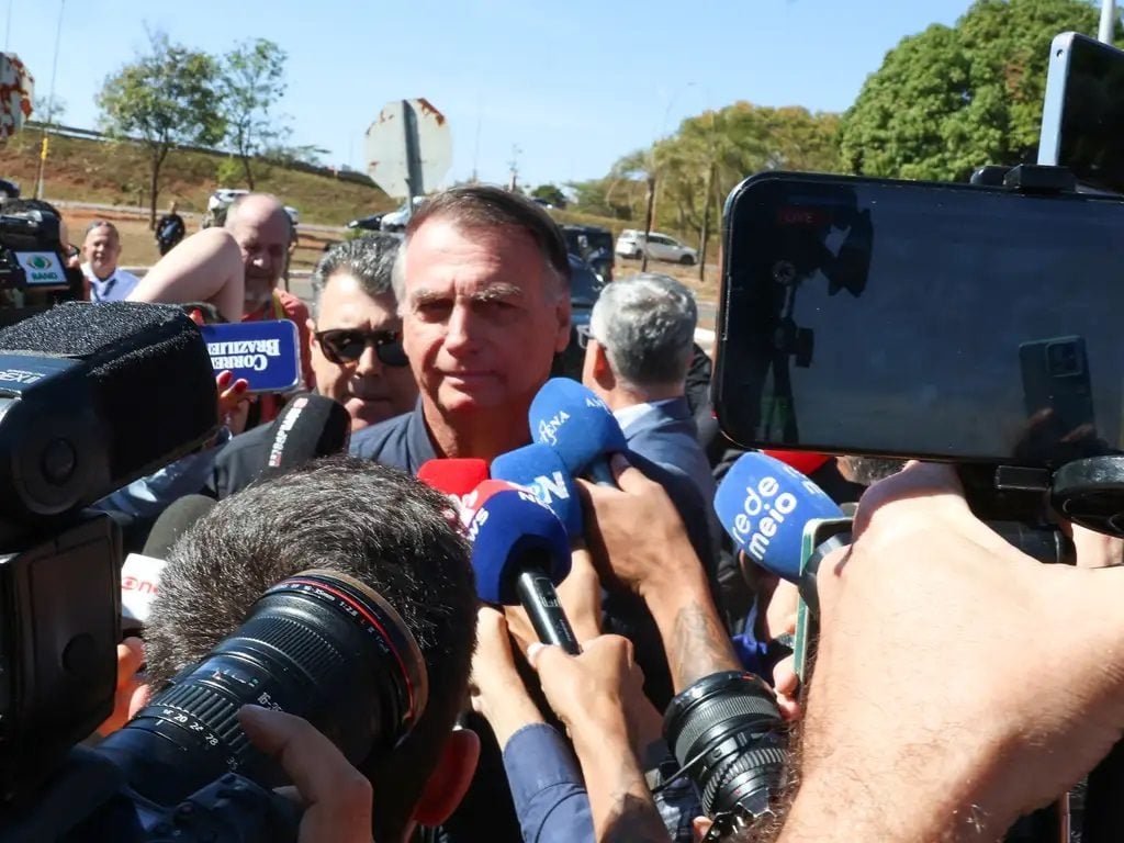 Moraes proíbe entrevistas e redes sociais de Bolsonaro sob risco de prisão