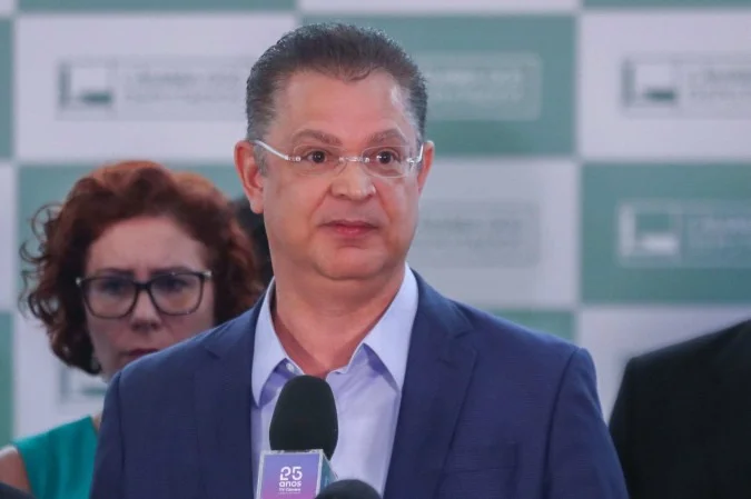 Líder do PL sugere que Zambelli trabalhe de dia e cumpra prisão à noite