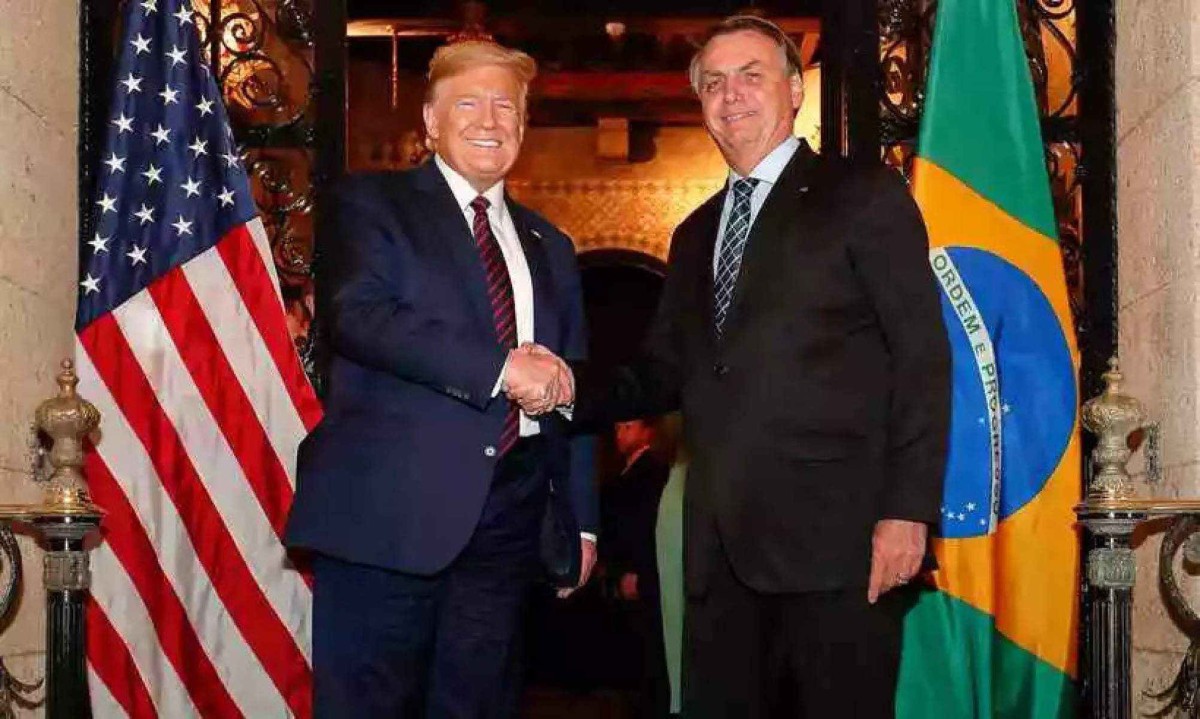 Bolsonaro ignora tarifas dos EUA e repete que é perseguido