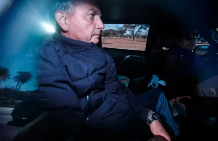 PF aponta conteúdo irrelevante em pen drive apreendido no banheiro de Bolsonaro