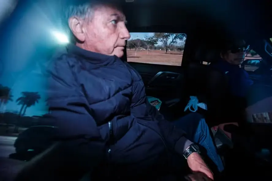 PF aponta conteúdo irrelevante em pen drive apreendido no banheiro de Bolsonaro