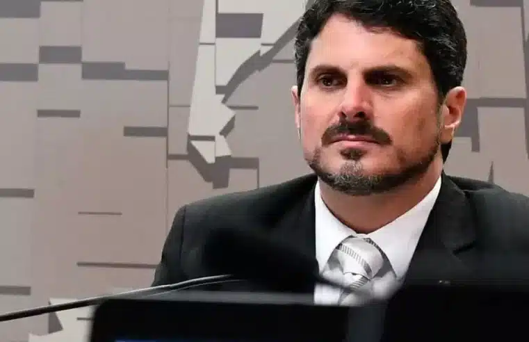 Marcos do Val ignora ordem do STF e viaja aos EUA com passaporte diplomático