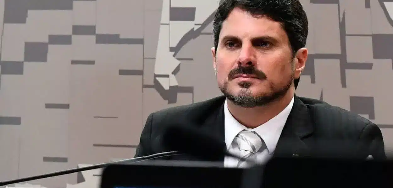 Marcos do Val ignora ordem do STF e viaja aos EUA com passaporte diplomático