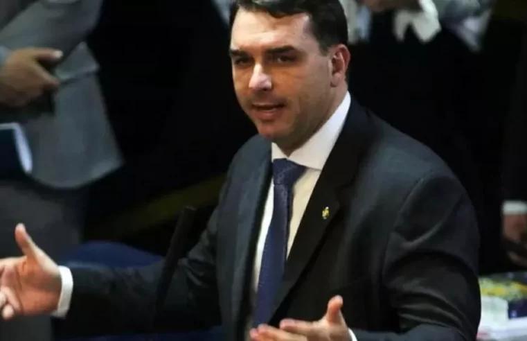 Flávio Bolsonaro admite entrar na corrida presidencial com Bolsonaro preso e inelegível