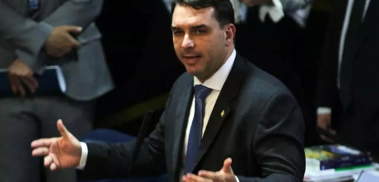 Flávio Bolsonaro admite entrar na corrida presidencial com Bolsonaro preso e inelegível