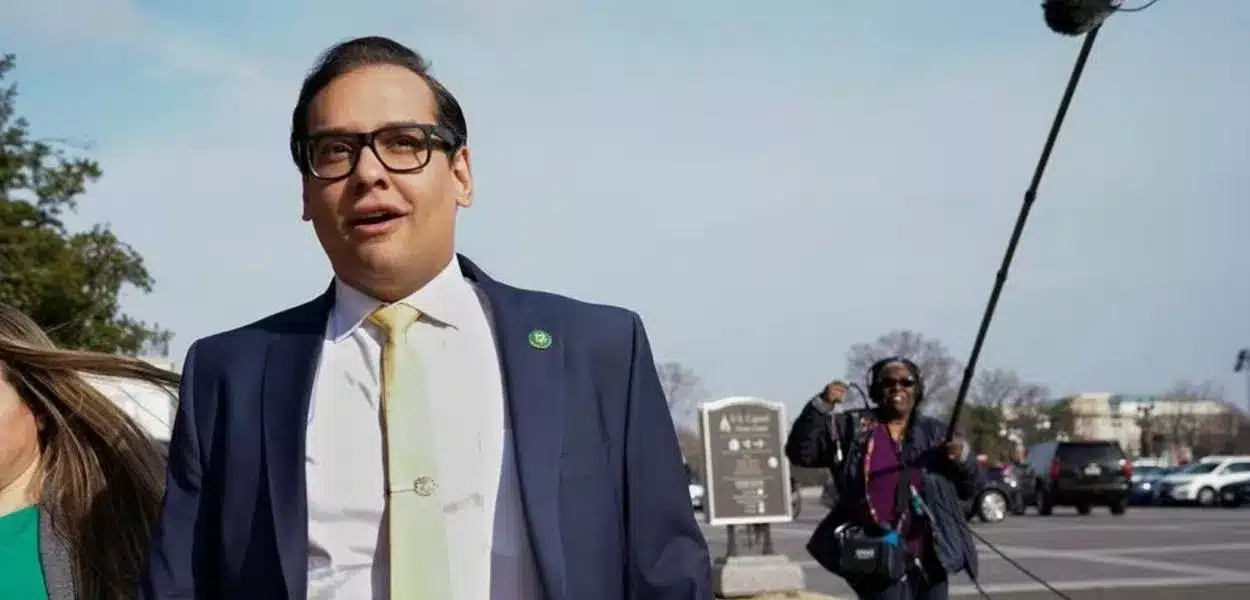 Ex-deputado americano George Santos se entrega e é preso após condenação por fraude