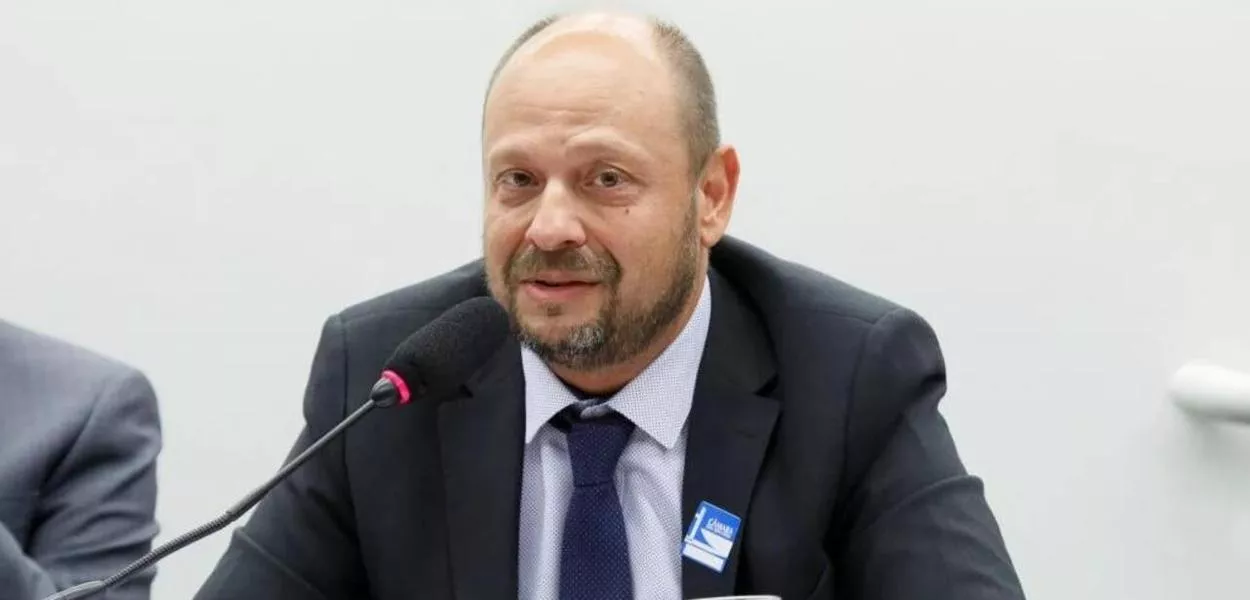 Presidente do INSS alerta para risco de “pânico” com Nikolas Ferreira em relatoria da CPMI