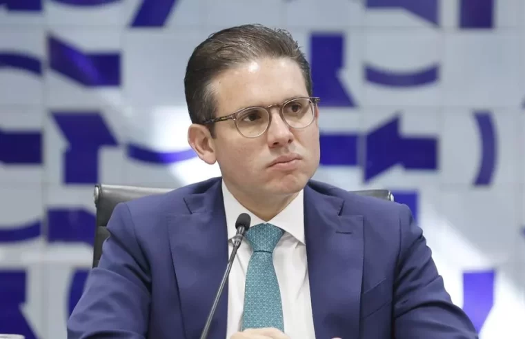 Hugo Motta convoca sessão especial sobre fraudes no INSS em ofensiva política contra Lula