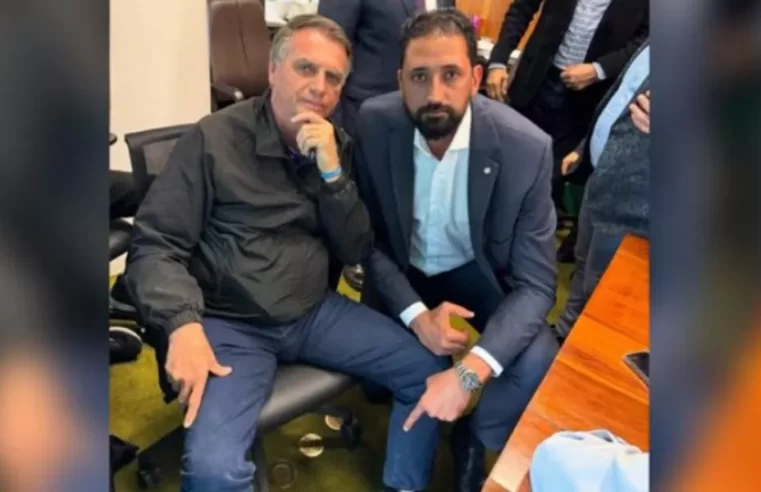 Bolsonaro exibe tornozeleira e invoca “lei de Deus” em ato de desafiador